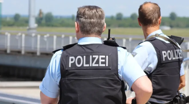 Münih sokaklarında yüzlerce polis kayıt dışı çalışmaya karşı sahaya çıktı