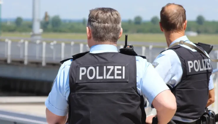 Münih sokaklarında yüzlerce polis kayıt dışı çalışmaya karşı sahaya çıktı