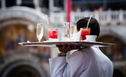 Garson siparişleri tek tek sildi, 45 bin Euro’yu cebine indirdi!