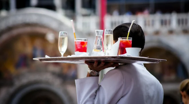 Garson siparişleri tek tek sildi, 45 bin Euro’yu cebine indirdi!