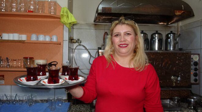 Bulaşıkları yıkayan okeye koşuyor: Isparta’nın kadın kıraathanesi dolup taşıyor