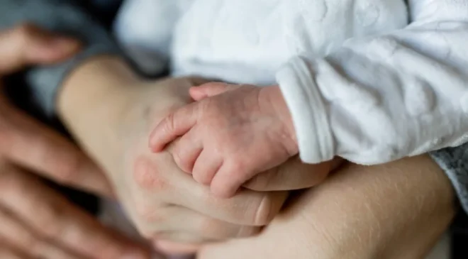 Annelere ve babalara müjde: Yeni doğum izni yasalaştı