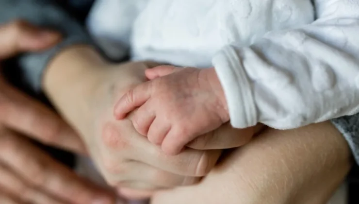 Annelere ve babalara müjde: Yeni doğum izni yasalaştı