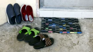 kapi onune ayakkabi birakanlar yandi saka degil eviniz elden gidebilir 1786868 photogallery 20260427145638 3