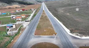 Çorum-Laçin arasında 40 viraj tarih oluyor: Dev proje bugün açılıyor 5 mesafe 30 dakikadan 15 dakikaya dustu bakan uraloglu duyurdu corum lacin yolu yarin a 1784254 202604151722 20260415172211 3