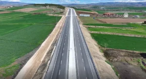 Çorum-Laçin arasında 40 viraj tarih oluyor: Dev proje bugün açılıyor 4 mesafe 30 dakikadan 15 dakikaya dustu bakan uraloglu duyurdu corum lacin yolu yarin a 1784254 202604151722 20260415172211 4