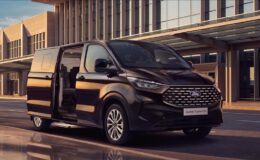 Ford Tourneo Custom fabrikasyon 9+1 seçeneğiyle yollara çıkıyor