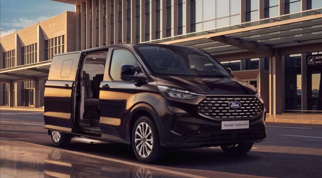 Ford Tourneo Custom fabrikasyon 9+1 seçeneğiyle yollara çıkıyor