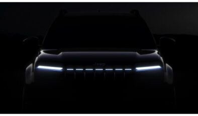 Jeep Avenger kabuk değiştiriyor: İkonik yedi parça ızgara ışıklandı