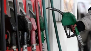 yuzde 50yi asan zam pakistanda halk akaryakit istasyonlarina akin etti 1781393 20260402231545