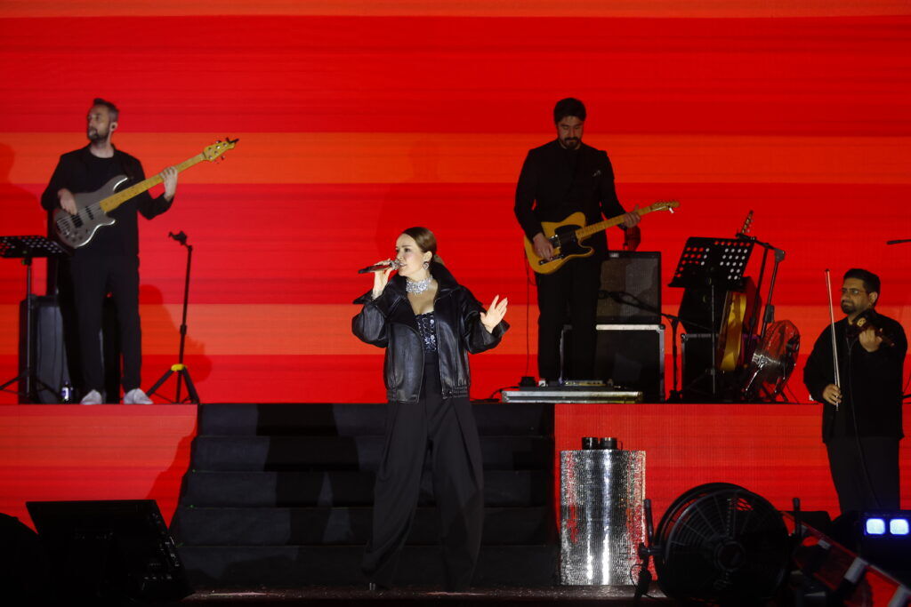 Şarkıcı Bengü Eskişehir'de festival sahnesine enerji kattı 4 1779539528 001 ESK EH R KYF BENG KONSER