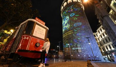 Galata Kulesi’nde geceyi aydınlatan mesaj: Kaçırılan eserler yuvaya dönüyor