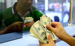 Döviz güne yatay seyirle başladı: Dolar 45,23, euro 53,11 liradan işlem görüyor