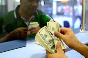 Döviz güne yatay seyirle başladı: Dolar 45,23, euro 53,11 liradan işlem görüyor
