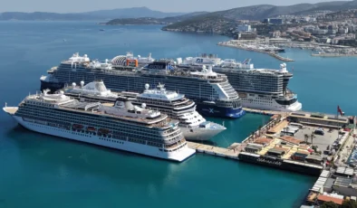 Kuşadası’nda 4 yüzer şehir 10 bin turisti şehre boşalttı!