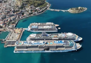 limana 4 gemi birden demir atti 10 binden fazla turist ilceye akin etti 1789013 202605071345 20260507134504 1