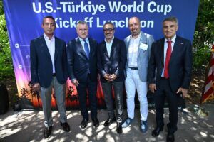 Yeşil sahadaki tarihi randevu öncesinde okyanus ötesinde dev buluşma