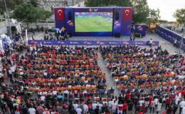 Milliler için meydanlara akın ettiler