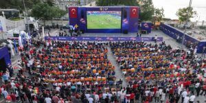 Milliler için meydanlara akın ettiler