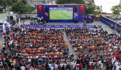 Milliler için meydanlara akın ettiler