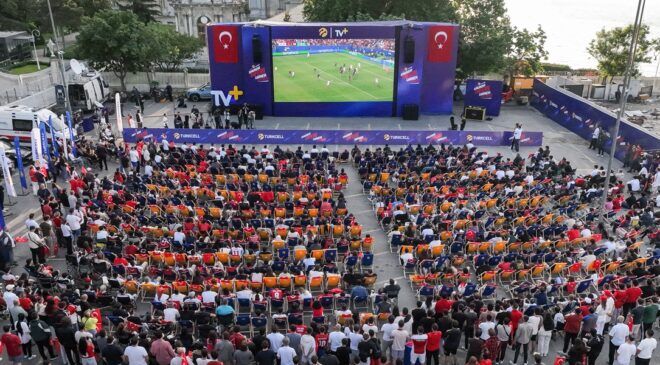 Milliler için meydanlara akın ettiler
