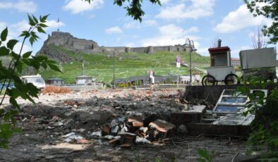 Kars’ta yıkılan çay bahçesinin molozları tarihi dokuya gölge düşürüyor