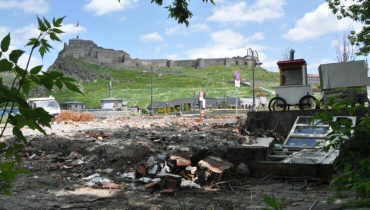Kars’ta yıkılan çay bahçesinin molozları tarihi dokuya gölge düşürüyor