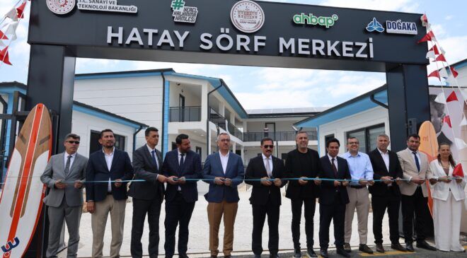 Hatay’da gençler dalgalarla yeniden buluşuyor