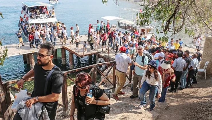Van’da sınır ötesi turizm coşkusu: Oteller yüzde yüz doldu!