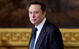 Elon Musk trilyoner unvanına veda etti
