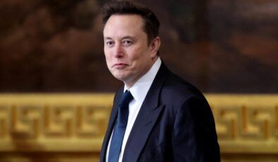 Elon Musk trilyoner unvanına veda etti