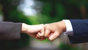 Kadın girişimciler için dev güç birliği 3 hand shake