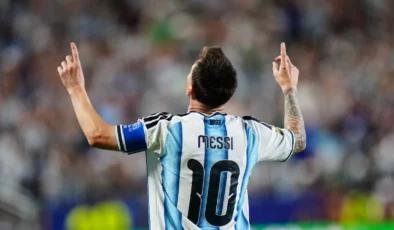 Lionel Messi tarihe geçti ama kırmızı kart tartışması büyüyor