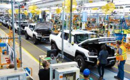 Otomotiv üretim hatlarında insan gücünün yerini robotlar alıyor