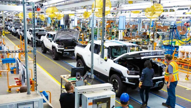 Otomotiv üretim hatlarında insan gücünün yerini robotlar alıyor