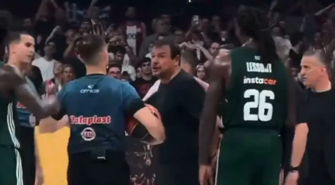 Atina derbisinde Ergin Ataman diskalifiye edildi Olympiakos kupaya çok yaklaştı