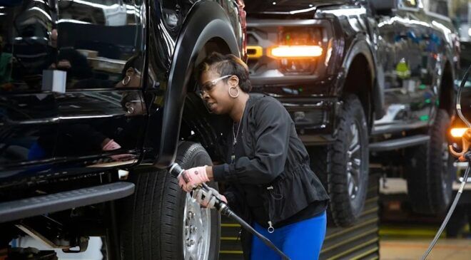 Ford yapay zekayla değiştirdiği mühendisleri işe geri aldı