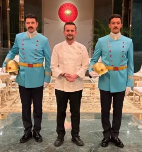 Cumhurbaşkanlığı Külliyesi'ndeki tarihi gala menüsünü iki Michelin yıldızlı şef Fatih Tutak hazırladı 4 0x0 nato liderlerinin sofrasini iki michelin yildizli turk sef hazirladi 1783519915141