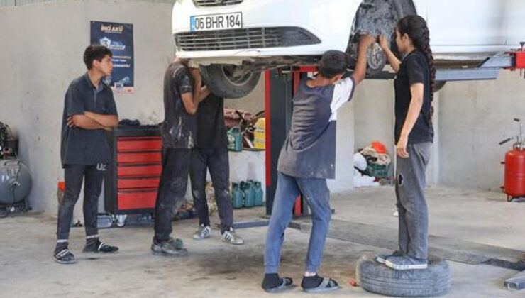 15 yaşındaki Nehir usta sanayide 5 çırağa eğitim veriyor