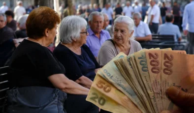 Mecliste en düşük emekli maaşını artıran torba teklif sunuldu