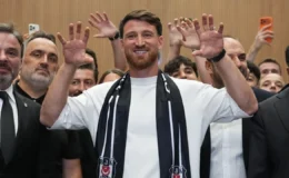 Beşiktaş’ın prensipte anlaştığı deneyimli milli futbolcu Salih Özcan İstanbul’a geldi