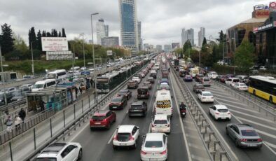 Meclis onayından geçen yeni vergi paketiyle otomobil ve elektrikli motosiklet satımlarına taban vergi sınırı getirildi