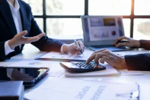 Sezgi odaklı yönetimde sürdürülebilirlik riski 4 group of confident business people point to graphs 2025 02 21 07 33 09 utc 1 scaled e1779524552656