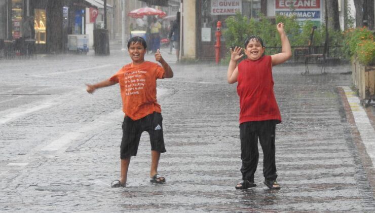 Edirne’de sağanak sürprizi çocukları sevindirdi