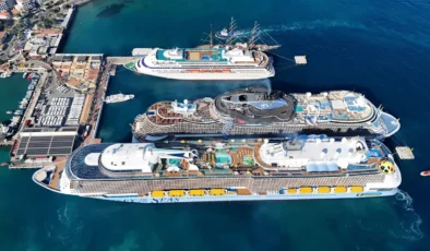 Ege kıyılarında kruvaziyer turizmi dört büyük seyahat gemisiyle zirve yaptı