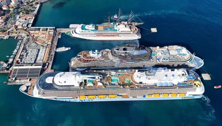 Ege kıyılarında kruvaziyer turizmi dört büyük seyahat gemisiyle zirve yaptı