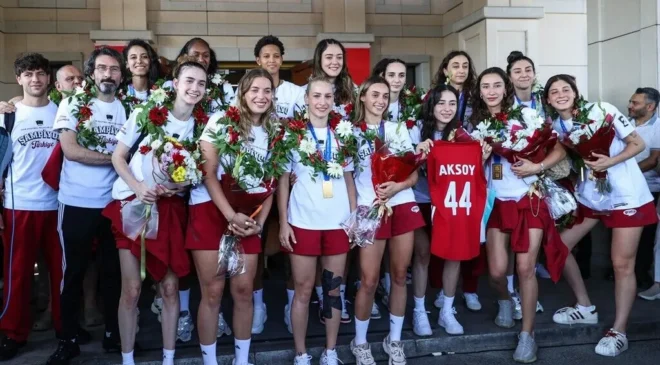 Şampiyon Filenin Sultanları İstanbul’da törenle karşılandı