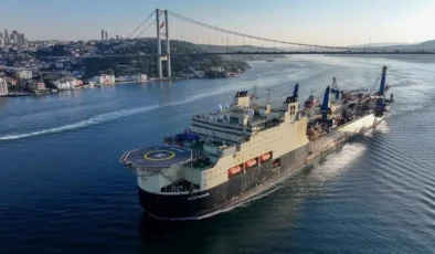 Dev doğal gaz boru hattı gemisi İstanbul Boğazı’ndan geçti