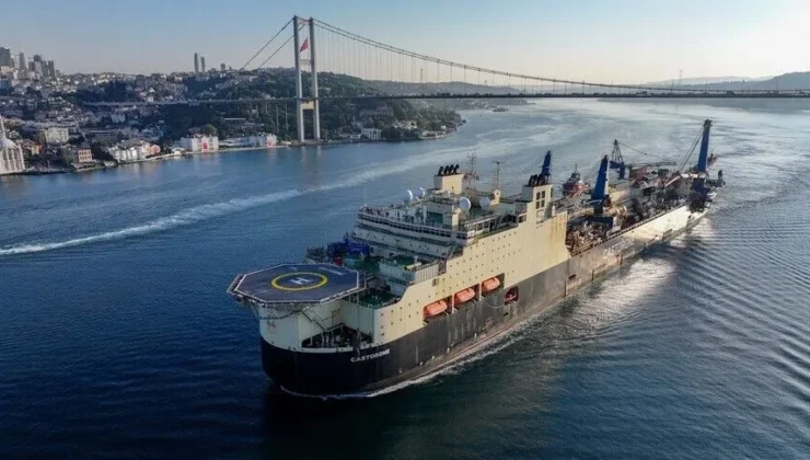 Dev doğal gaz boru hattı gemisi İstanbul Boğazı’ndan geçti