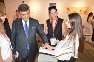 Geleceğin görsel iletişim profesyonellerinden sektöre güçlü adım 3 trace – grafik tasarim bitirme projesi sergisi acildi 2